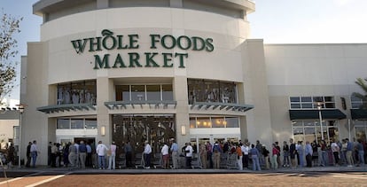 Clientes hacen cola a en un supermercado de Whole Foods Market.