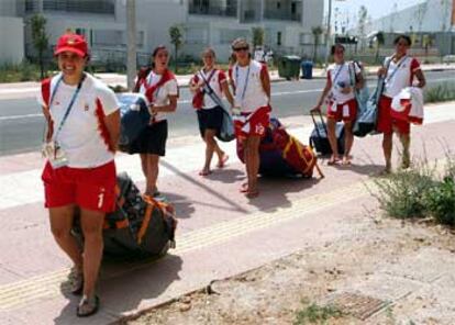 Algunos componentes del equipo de hockey sobre hierba, a su llegada a la Villa Olímpica.