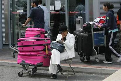 Una pasajera espera fuera de la terminal 3, en el aeropuerto londinense de Heathrow.