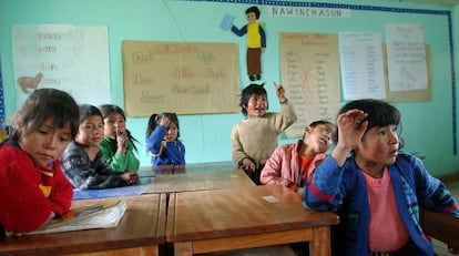 Ni&ntilde;os estudiando quechua en Callatiac, en el departamento de Cuzco.