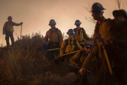 Un grupo de bomberos luchan contra el fuego cerca de Santa Clarita, California, el 23 de julio de 2016.