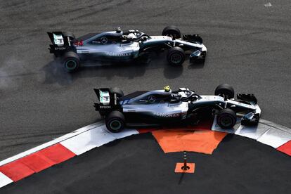  Valtteri Bottas, en primer trmino, y Lewis Hamilton luchan durante la carrera en una de las curvas.