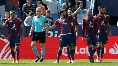 Coke celebra tras haber marcado el primer gol de su equipo contra Las Palmas.