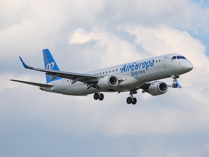 Avión de Air Europa aterrizando en el aeropuerto de Dusseldorf (Alemania).