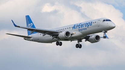 Avión de Air Europa aterrizando en el aeropuerto de Dusseldorf (Alemania).
