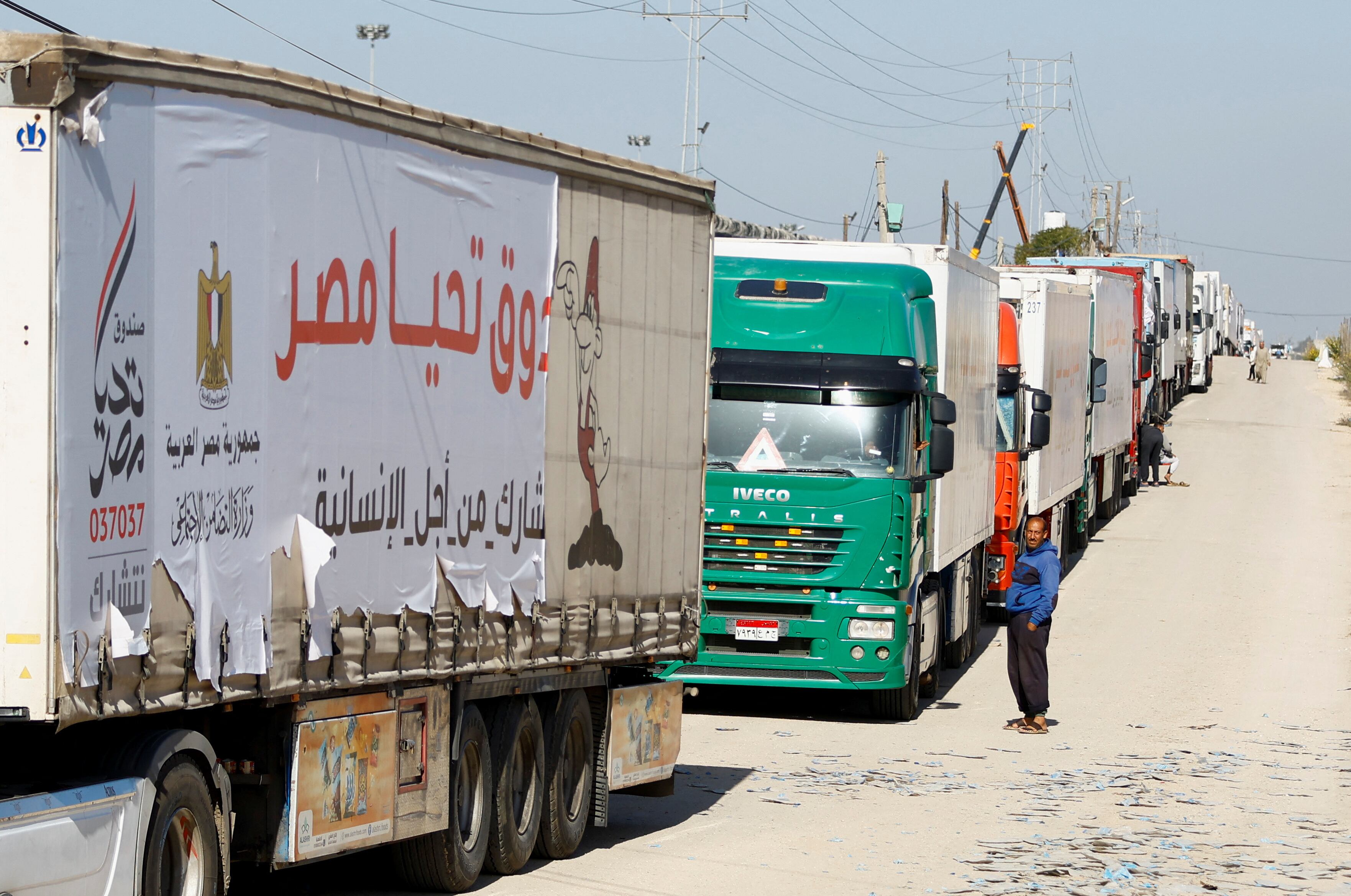 Camiones con ayuda humanitaria esperan en Rafah a cruzar la frontera para entrar en Gaza, el 24 de noviembre. 