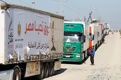 Camiones con ayuda humanitaria esperan para entrar en Gaza este viernes, durante el primer día de tregua pactada entre Israel y Hamás, en el paso fronterizo de Rafah.
