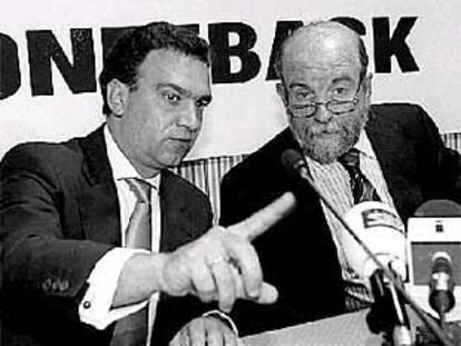 José Guillermo Zubia, secretario de Confebask (derecha), ayer, junto a Eduardo Arechaga.