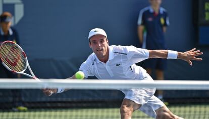 Bautista golpea la pelota durante un partido del torneo.