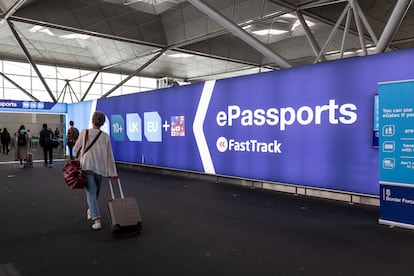 Viajeros llegaban al control de pasaportes en el aeropuerto de Stansted, en Londres, el 26 de septiembre de 2023.