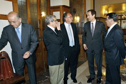 Carlos  Egea, Braulio  Medel,  Amado Franco, Manuel Menéndez y Enrique Ambrosio, presidente de Caja Cantabria.