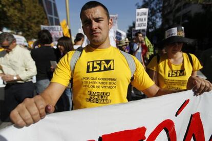 Manifestantes del 15-M, durante la protesta celebrada el 15 de octubre en Madrid.