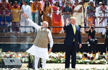 El presidente de India, Narenda Modi, junto al presidente de Estados Unidos, Donald Trump, en el estadio de Ahmedabad, el pasado 24 de febrero. 