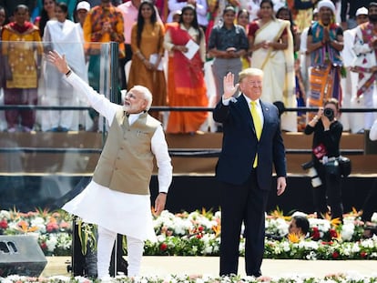 El presidente de India, Narenda Modi, junto al presidente de Estados Unidos, Donald Trump, en el estadio de Ahmedabad, el pasado 24 de febrero. 