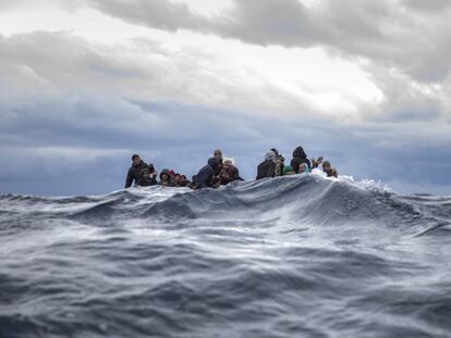 Inmigrantes de Marruecos y Bangladés reaccionaban en enero de 2020 ante la llegada de trabajadores humanitarios de la ONG Open Arms, en el Mediterráneo, frente la costa libia.