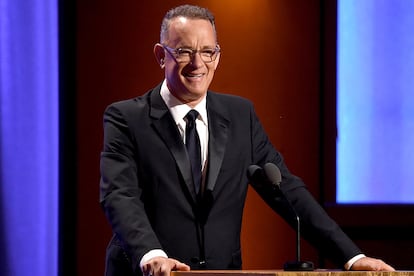 Tom Hanks – El denominado como “padre de América” es otro de los eternos favoritos para sentarse en el escritorio del Despacho Oval. Si alguna vez se atreviera a dar el paso, ya cuenta con el apoyo explícito del director de documentales Michael Moore y la mejor actriz de nuestro tiempo, Meryl Streep. “Tom debería ser el presidente. No hay nadie, literalmente nadie, que sepa más sobre historia, sobre el ejército, sobre ser un estadista… Y se le puede escuchar sin necesidad de micrófono”, declaró en una charla con Buzzfeed. Aunque siempre se ha descartado para el puesto, en un episodio de Saturday Night Live bromeó con la posibilidad de ser el vicepresidente de Dwayne ‘The Rock’ Johnson.