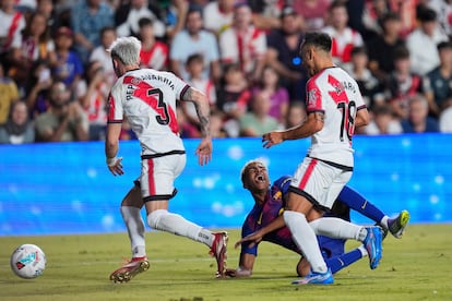 Lamine Yamal cae en el área del Rayo Vallecano.