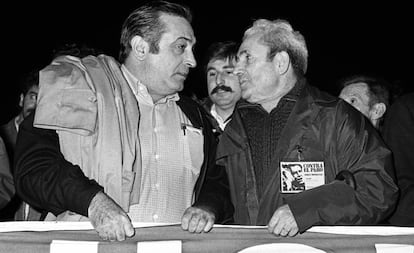 Marcelino Camacho (derecha), secretario general del CC OO, y Nicolás Redondo, secretario general de UGT, en una manifestación contra el desempleo, en Madrid en 1979.