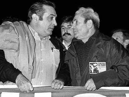 Marcelino Camacho (derecha), secretario general del CC OO, y Nicolás Redondo, secretario general de UGT, en una manifestación contra el desempleo, en Madrid en 1979.