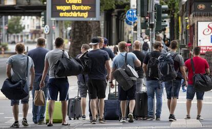 Un grupo de gente abandona el perímetro de seguridad creado en Frankfurt por el hallazgo de una bomba de la Segunda Guerra Mundial.