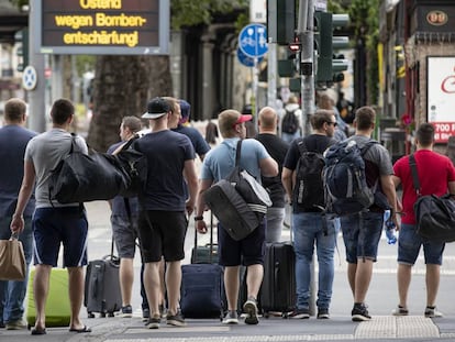 Un grupo de gente abandona el perímetro de seguridad creado en Frankfurt por el hallazgo de una bomba de la Segunda Guerra Mundial.