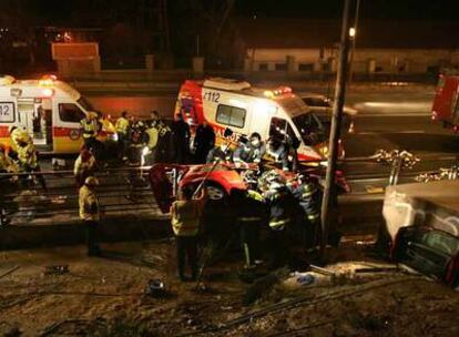 Bomberos y miembros del servicio de emergencia intentan auxiliar a las vctimas del accidente de trfico registrado en el kilmetro 8 de la A-5, direccin Madrid.