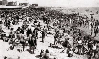 La platja de la Barceloneta, el 1934, amb una gernació que té poc per envejar a lees aglomeracions que es produeixen ara mateix a les sorres de qualsevol punt del litoral català.
