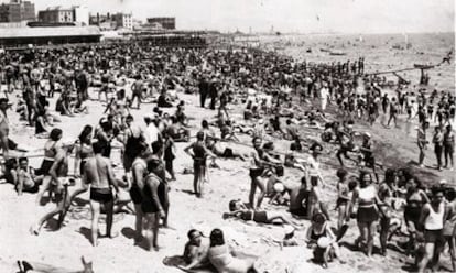 La platja de la Barceloneta, el 1934, amb una gernaci que t poc per envejar a lees aglomeracions que es produeixen ara mateix a les sorres de qualsevol punt del litoral catal.