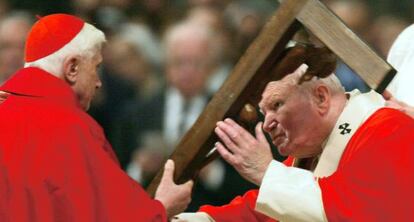Juan Pablo II (derecha) besa la cruz que le ofrece el entonces cardenal Joseph Ratzinger. 