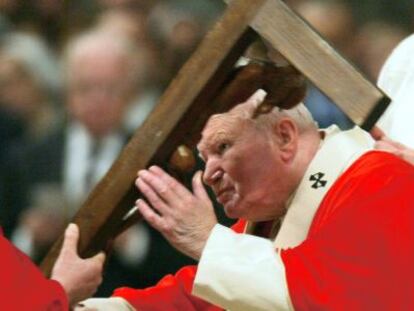 Juan Pablo II (derecha) besa la cruz que le ofrece el entonces cardenal Joseph Ratzinger. 