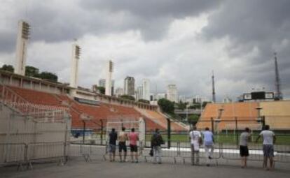 Vista das arquibancadas e do campo do Pacaembu.