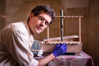 David Catalunya hace sonar el órgano medieval tras 800 años de silencio.