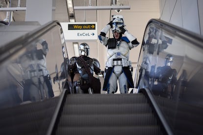 Fanático de 'Star Wars' vestido como Din Djarin, personaje de la serie 'The Mandalorian', en Londres.