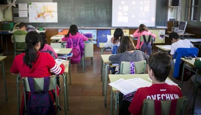 Ni&ntilde;os en un aula de un colegio