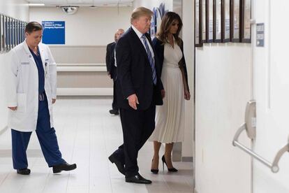 Donald Trump, durante su visita a los heridos del tiroteo de Parkland (Florida).