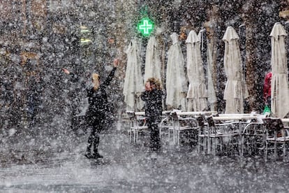 Dues persones entre la neu en un carrer de Terol.