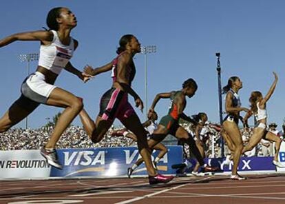 Marion Jones, segunda por la izquierda, es superada, a la derecha, por Lauryn Williams, Gail Devers, Torri Edwards y LaTasha Colander, brazo en alto .