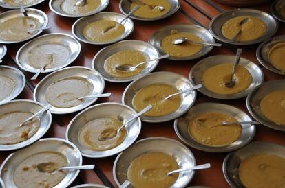 2010, alimentación escolar en el norte de Afganistán. Vamos a la mesa… A pesar de estar elaborados con ingredientes sencillos, las personas encargadas de preparar las comidas para los niños cocinan platos no solo nutritivos, también apetitosos. Esta comida olía realmente bien y, calentita, ayudaba a los niños a combatir los rigores del invierno en Afganistán.