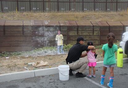 Dos niñas disparan pintura a una silueta en San Ysidro (EE UU) en 2013.
