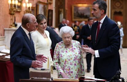 El duque de Edimburgo, doña Letizia, Isabel II y Felipe VI, visitan la Royal Collection que contiene objetos españoles, en el palacio de Buckingham.