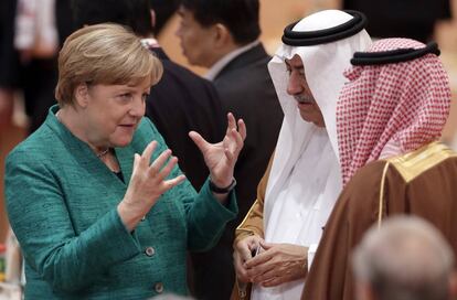 La canciller alemana Angela Merkel habla con el primer ministro saudí Ibrahim al-Assaf momentos antes de la sesión de trabajo durante la segunda jornada del G-20.
