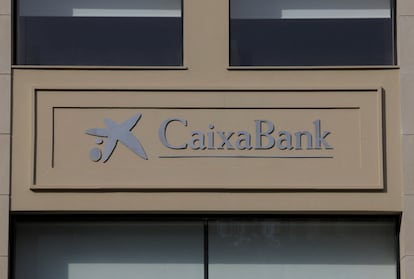 El logotipo de CaixaBank en una sucursal de CaixaBank en Málaga, España.