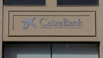 El logotipo de CaixaBank en una sucursal de CaixaBank en Málaga, España.