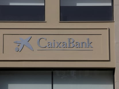 El lotogipo de CaixaBank en el exterior de una de sus oficinas.