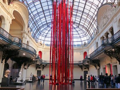 'Quipu menstrual', de Cecilia Vicuña, en el Museo Nacional de Bellas Artes de Chile.