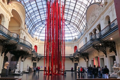 'Quipu menstrual', de Cecilia Vicuña, en el Museo Nacional de Bellas Artes de Chile.