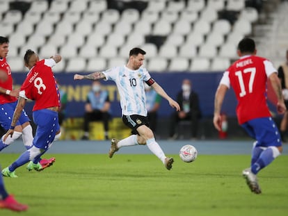 Messi chuta el balón, durante el partido contra Chile en la Copa América.