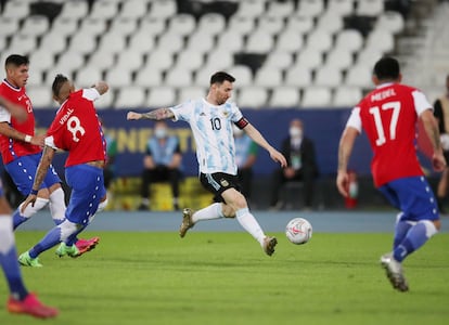 Messi chuta el balón, durante el partido contra Chile en la Copa América.