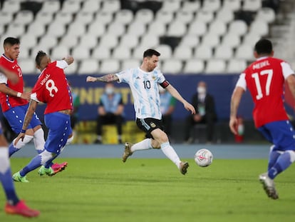 Messi chuta el balón, durante el partido contra Chile en la Copa América.