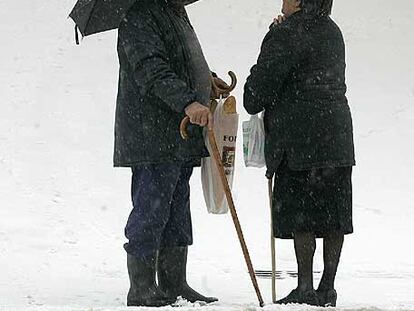 Dos vecinos de Culla (L&#39;Alt Maestrat) conversan, ayer, bajo la nieve.